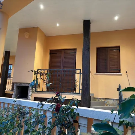 Vila Amarilla Kolan